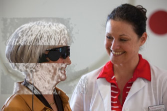 Patientin mit Retina-Implantat